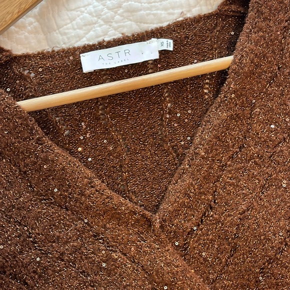 ASTR The Label Surplice Sequin Wrap Long Sleeve Knit Sweater in Copper Size XS - Picture 7 of 11